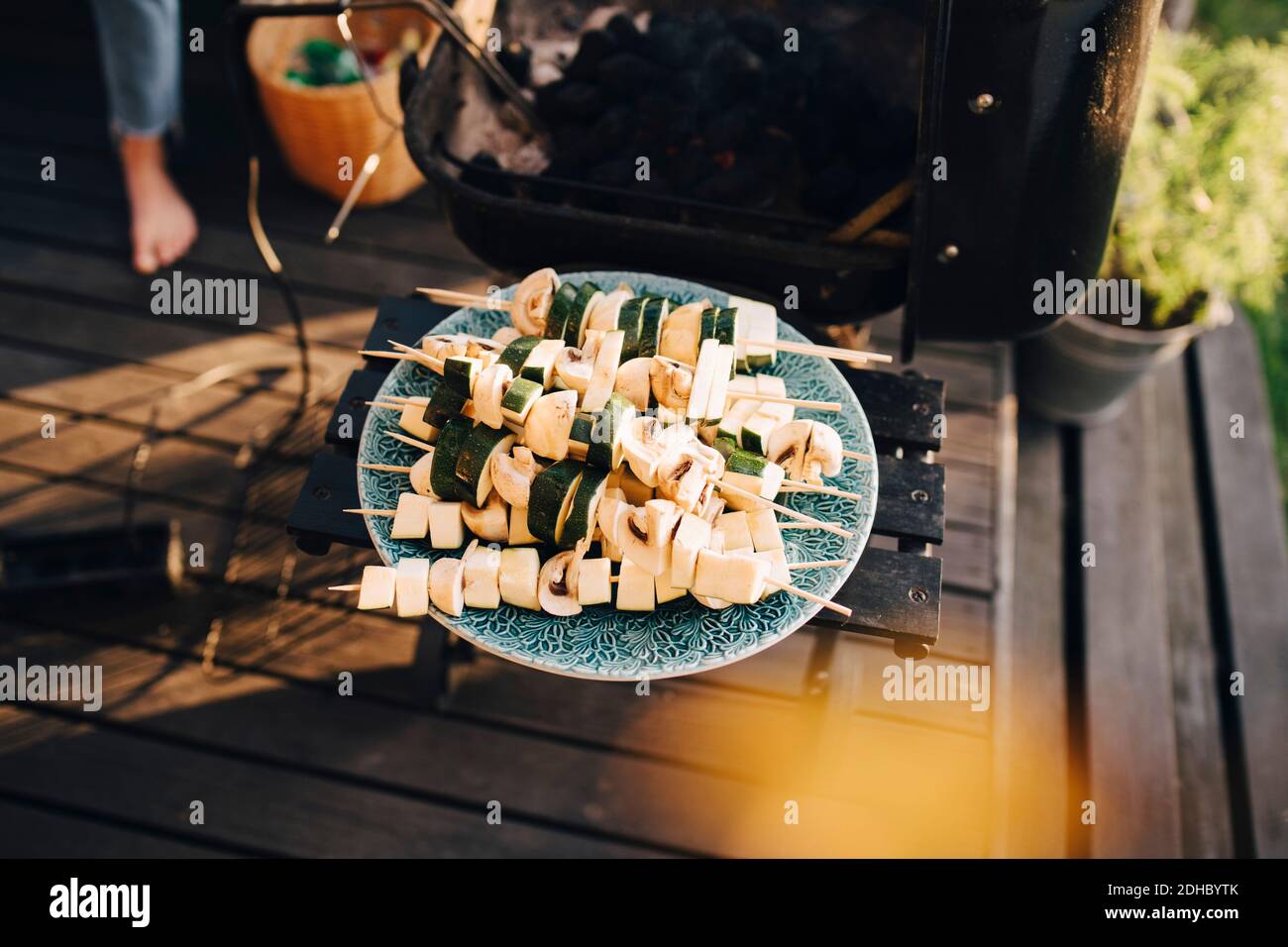 Nahaufnahme von gehackten Pilzen und Zucchini im Teller Mit Grill Stockfoto
