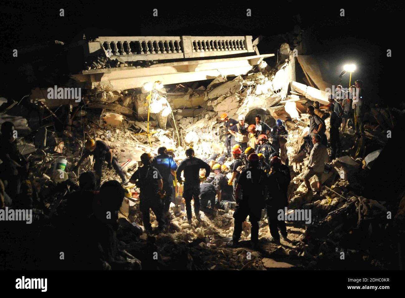 LA County FD SAR arbeitet an einem eingestürzten Gebäude in der Innenstadt von Port-au-Prince 2010-01-17 4. Stockfoto