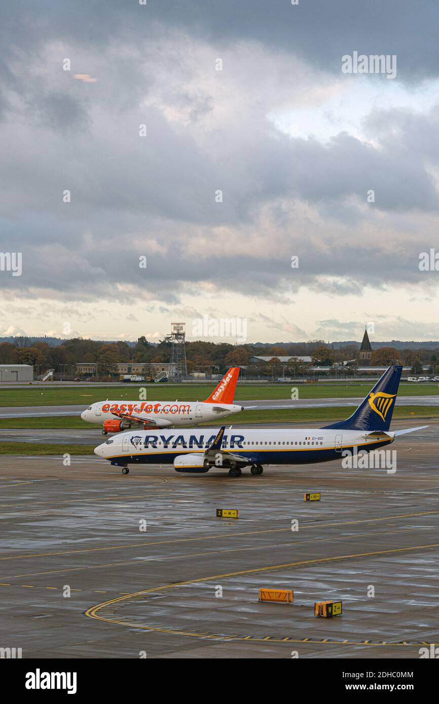 Flugbewegungen am Südterminal Flughafen London Gatwick England Großbritannien. Stockfoto