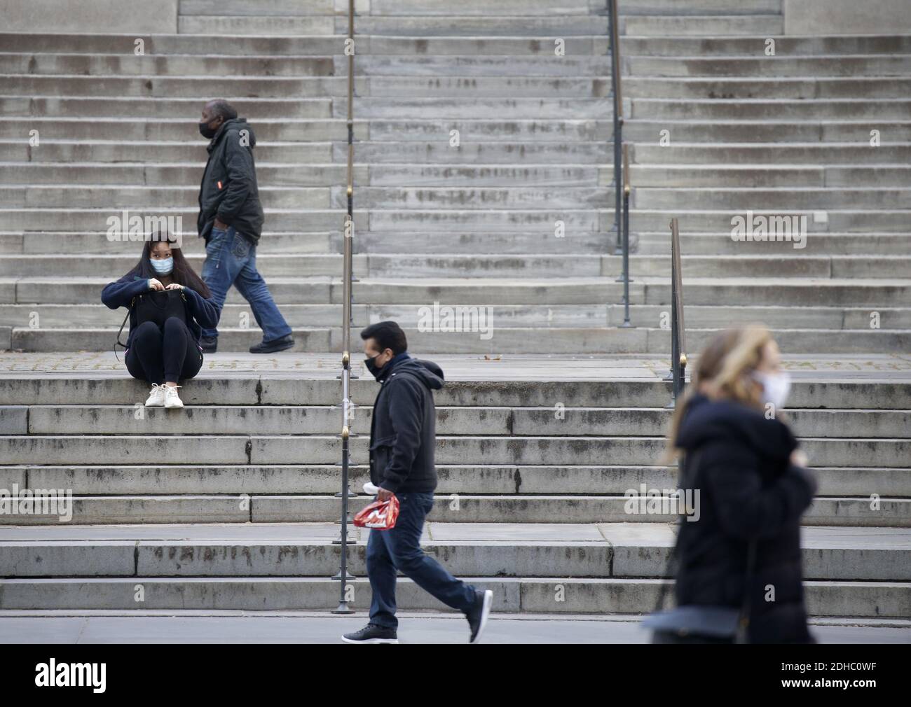 New York, Usa. Dezember 2020. Fußgänger gehen über die Treppe zur New York Public Library und tragen eine Gesichtsmaske, um die Verbreitung von COIVD-19 in New York City am Donnerstag, den 10. Dezember 2020, zu verhindern. Foto von John Angelillo/UPI Kredit: UPI/Alamy Live Nachrichten Stockfoto