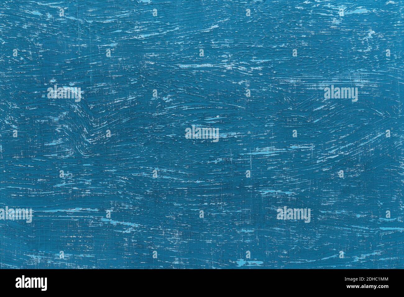 Textur von zerkratzter blauer Farbe auf einer alten rauhen bemalten Oberfläche. Blau gealterte Wand mit türkisfarbenen Kratzern. Abstrakte Konstruktion Hintergrund Design. Stockfoto