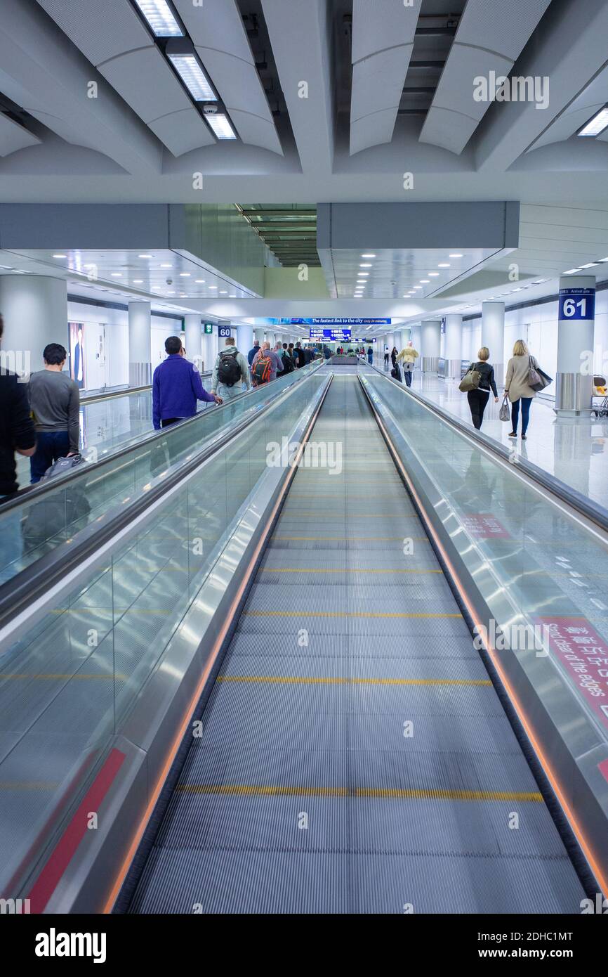 Der Weg führt zu den Abfluggates am Internationalen Flughafen Hongkong, Hongkong, China Stockfoto