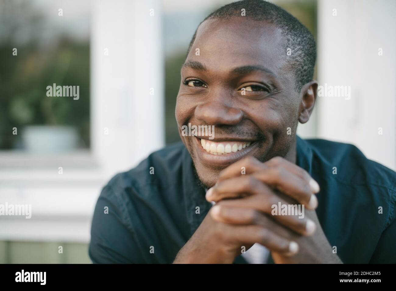 Porträt eines lächelnden Mannes mit mittleren Erwachsenen und verschlammten Händen Stockfoto Porträt eines lächelnden Mannes mit mittleren Erwachsenen und verschlammten Händen Stockfoto
