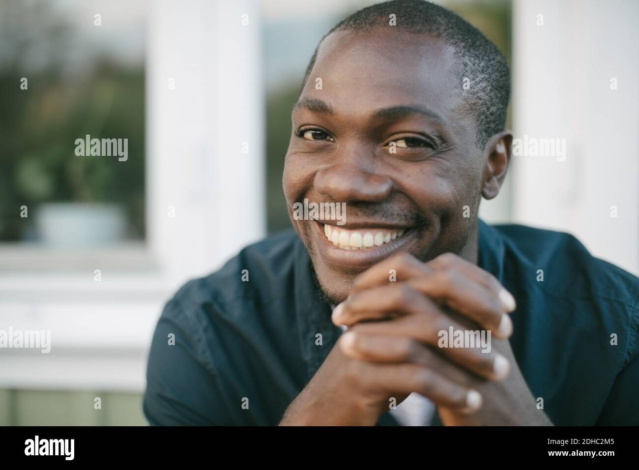 Porträt eines lächelnden Mannes mit mittleren Erwachsenen und verschlammten Händen Stockfoto