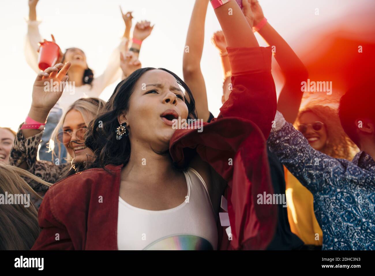 Glückliche Männer und Frauen im Publikum genießen beim Musikkonzert Stockfoto