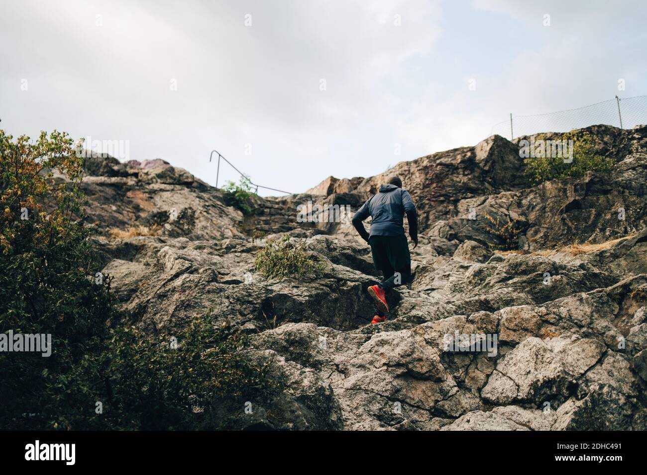 Blick auf Sportler, die Felsen auf dem Hügel klettern Stockfoto