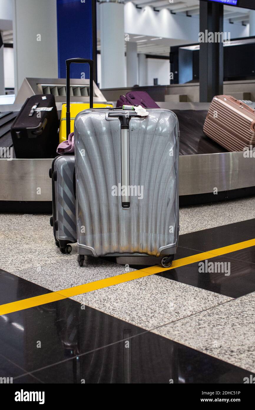 Hong Kong International Airport/Koffer oder Gepäck mit Förderband im Flughafen. Stockfoto