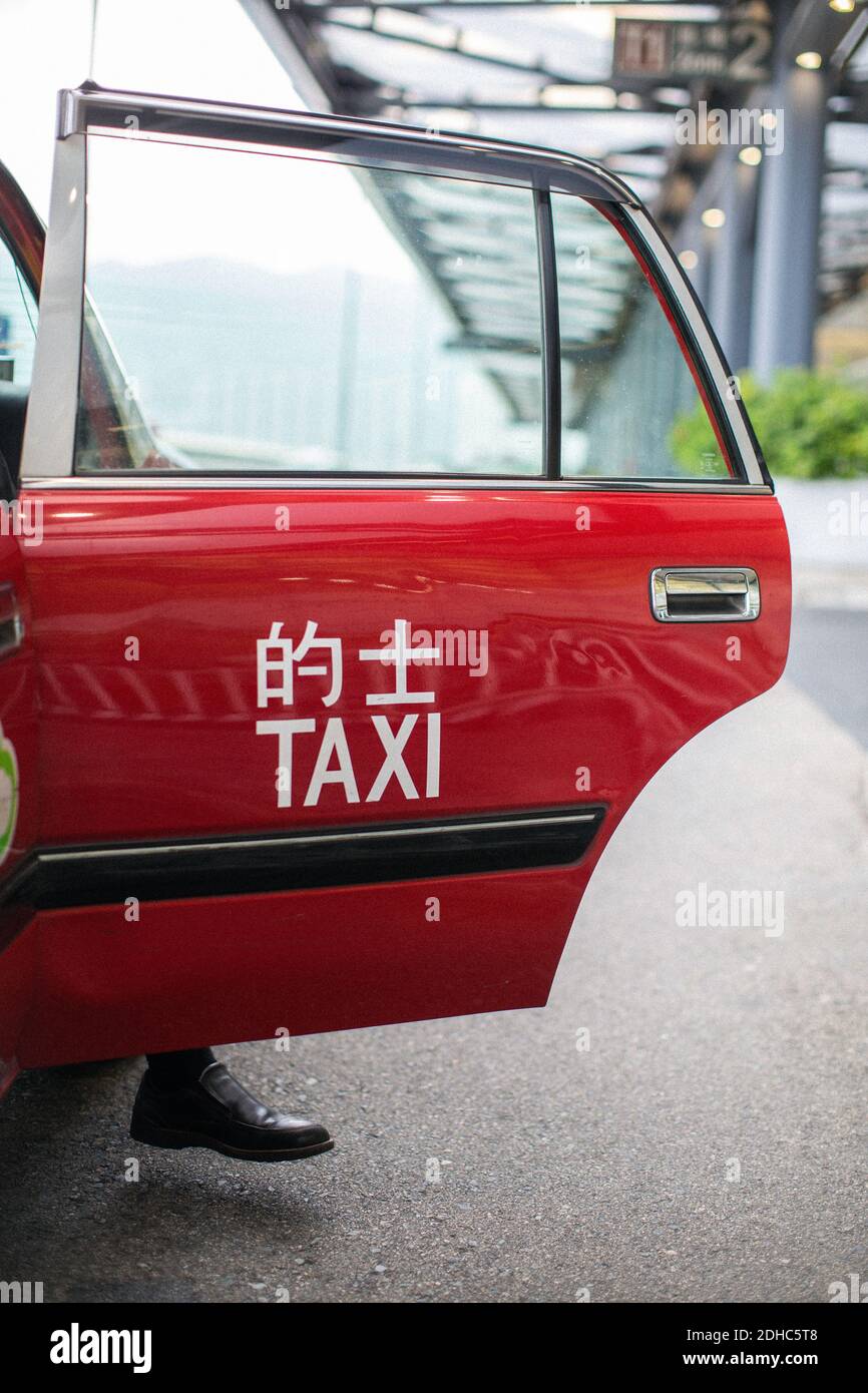 Taxischild an der Tür eines Taxis in Hong Kong Stockfoto