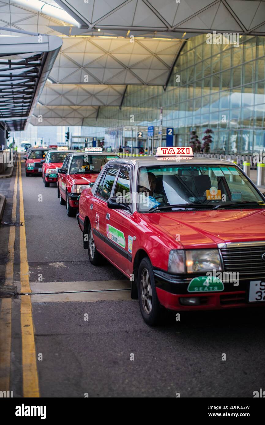 Eine Reihe von roten Taxis in Hong Kong Stockfoto