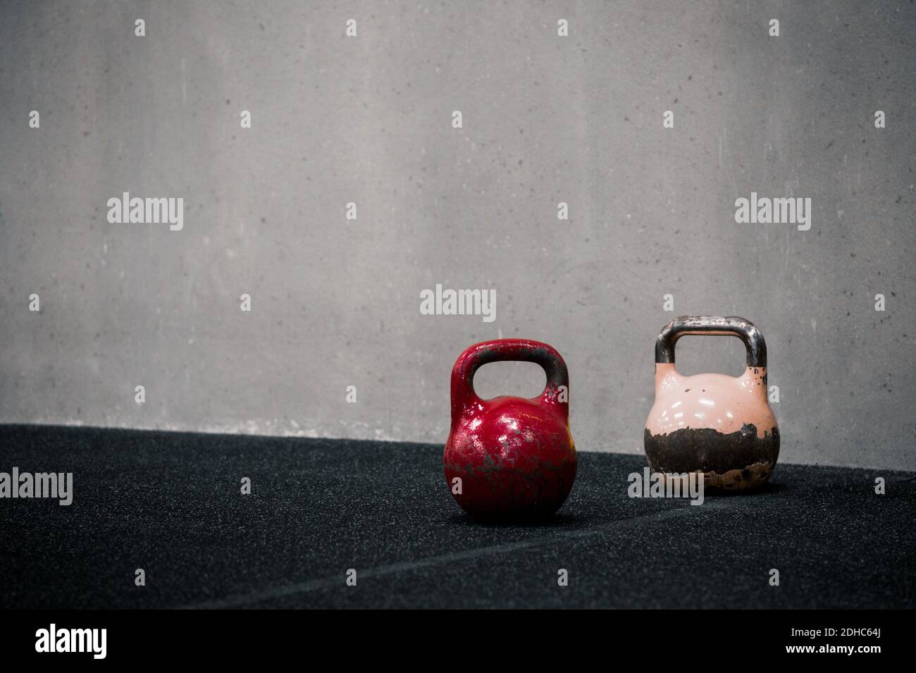 Nahaufnahme der Hanteltraining Gewichte auf dem Boden im Fitness-Studio mit Kopierer Platz. Workout Online-Konzept Stockfoto