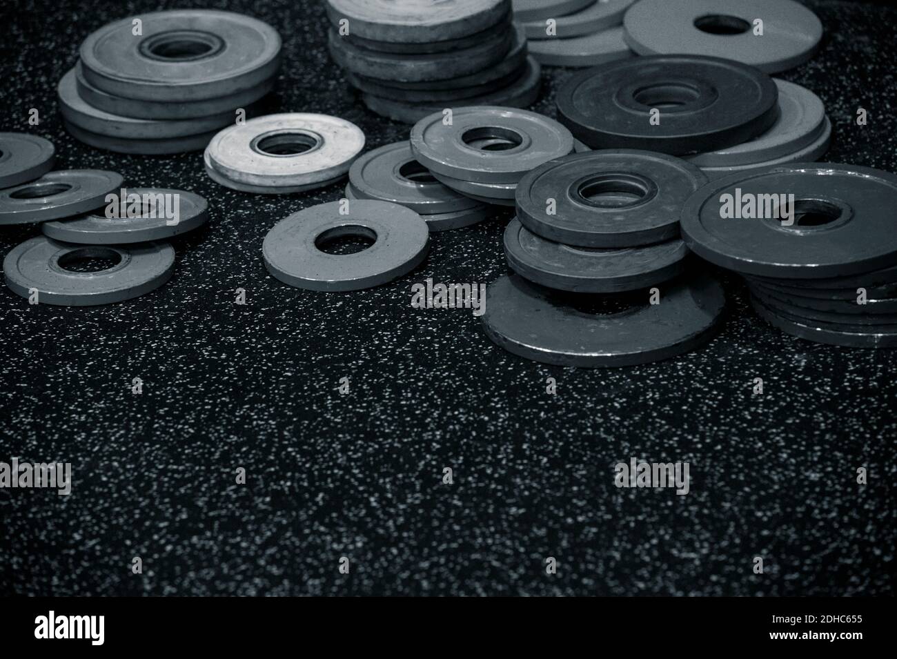 Nahaufnahme der Hanteltraining Gewichte auf dem Boden im Fitness-Studio mit Kopierer Platz. Workout Online-Konzept Stockfoto