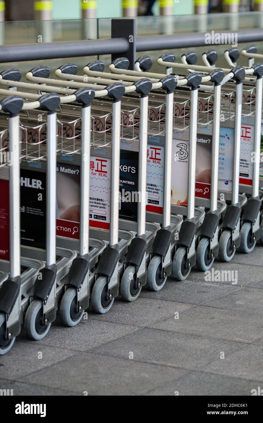 Reihen von Gepäckwagen Stockfoto