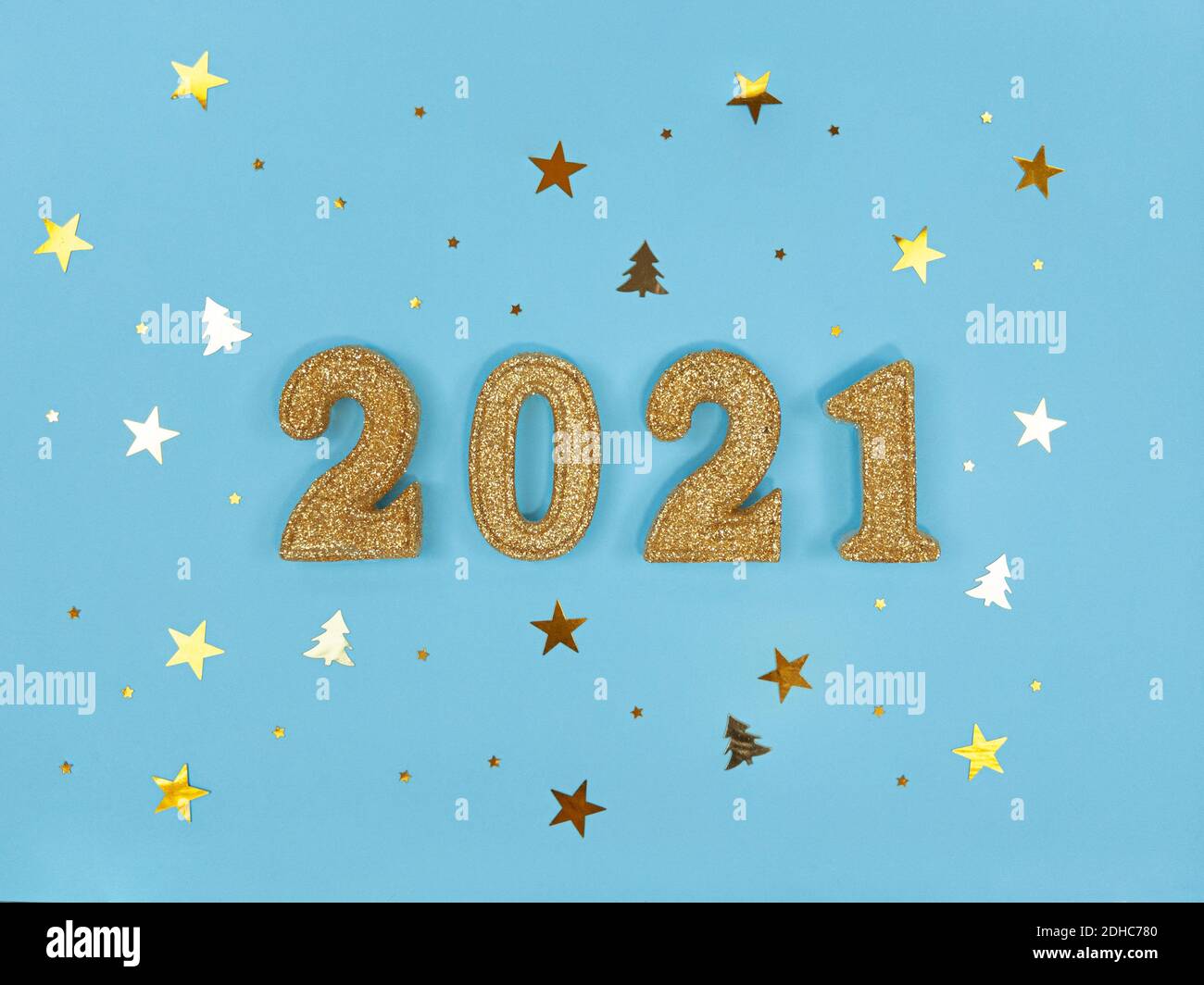 Grußkarte des neuen Jahres 2021. Goldene glitzernde Figuren und Konfetti auf blauem Hintergrund. Stockfoto
