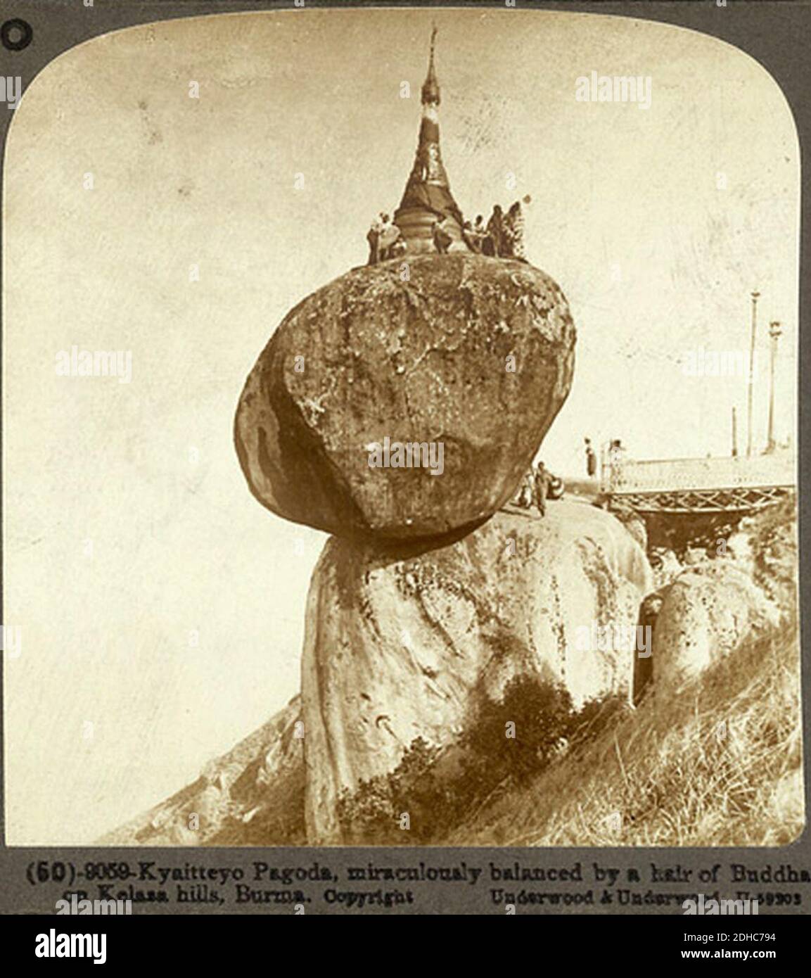 Kyaitteyo Pagode auf wundersame Weise durch ein Haar von Buddha auf Kelasa Hügel Burma ausgeglichen. Stockfoto