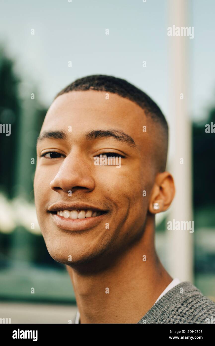 Porträt eines lächelnden Jungen im Teenageralter in der Stadt Stockfoto