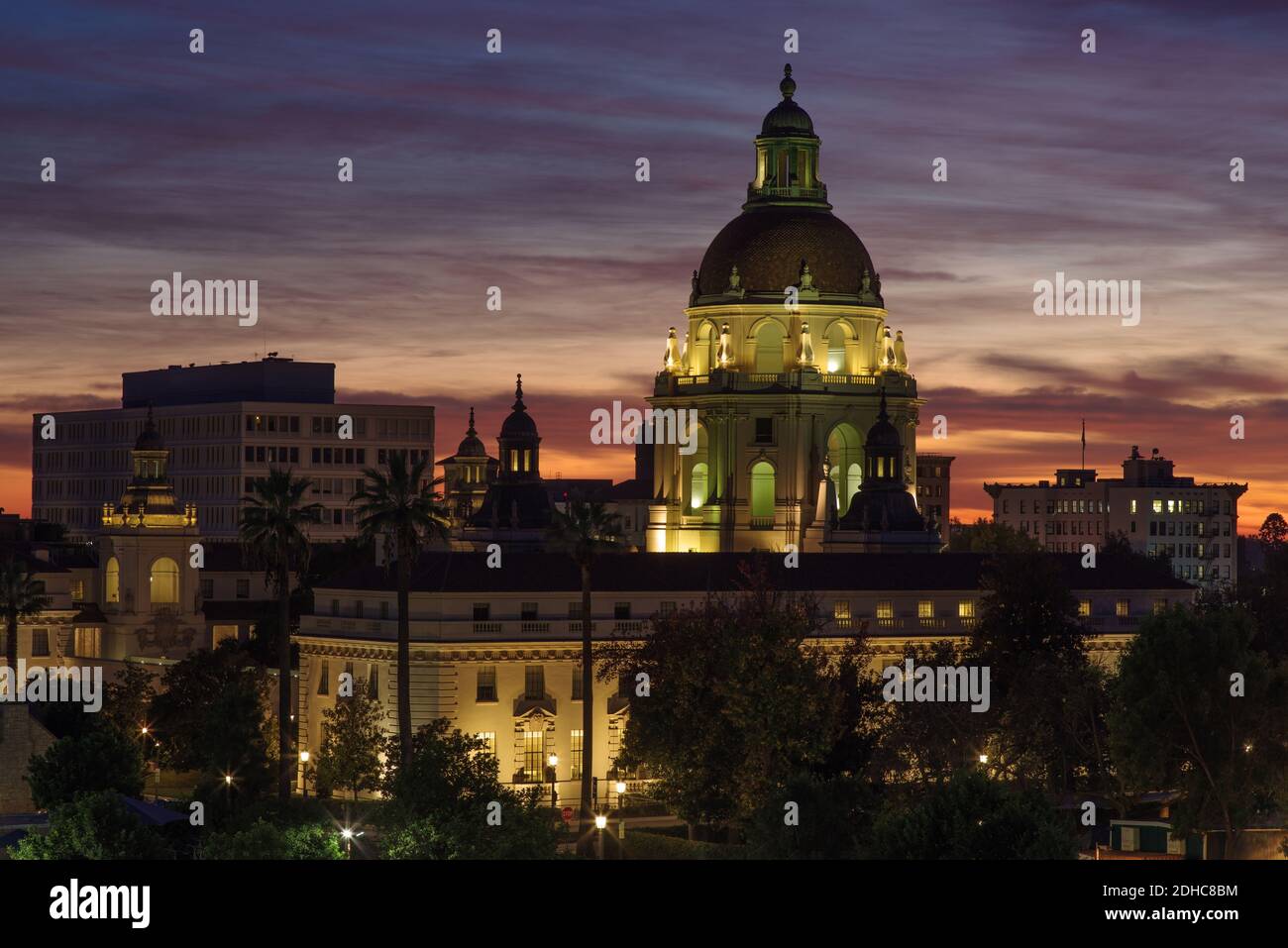Das Rathaus von Pasadena im Vordergrund, fotografiert während der zivilen Dämmerung. Pasadena Stadtbild in der Abenddämmerung. Stockfoto