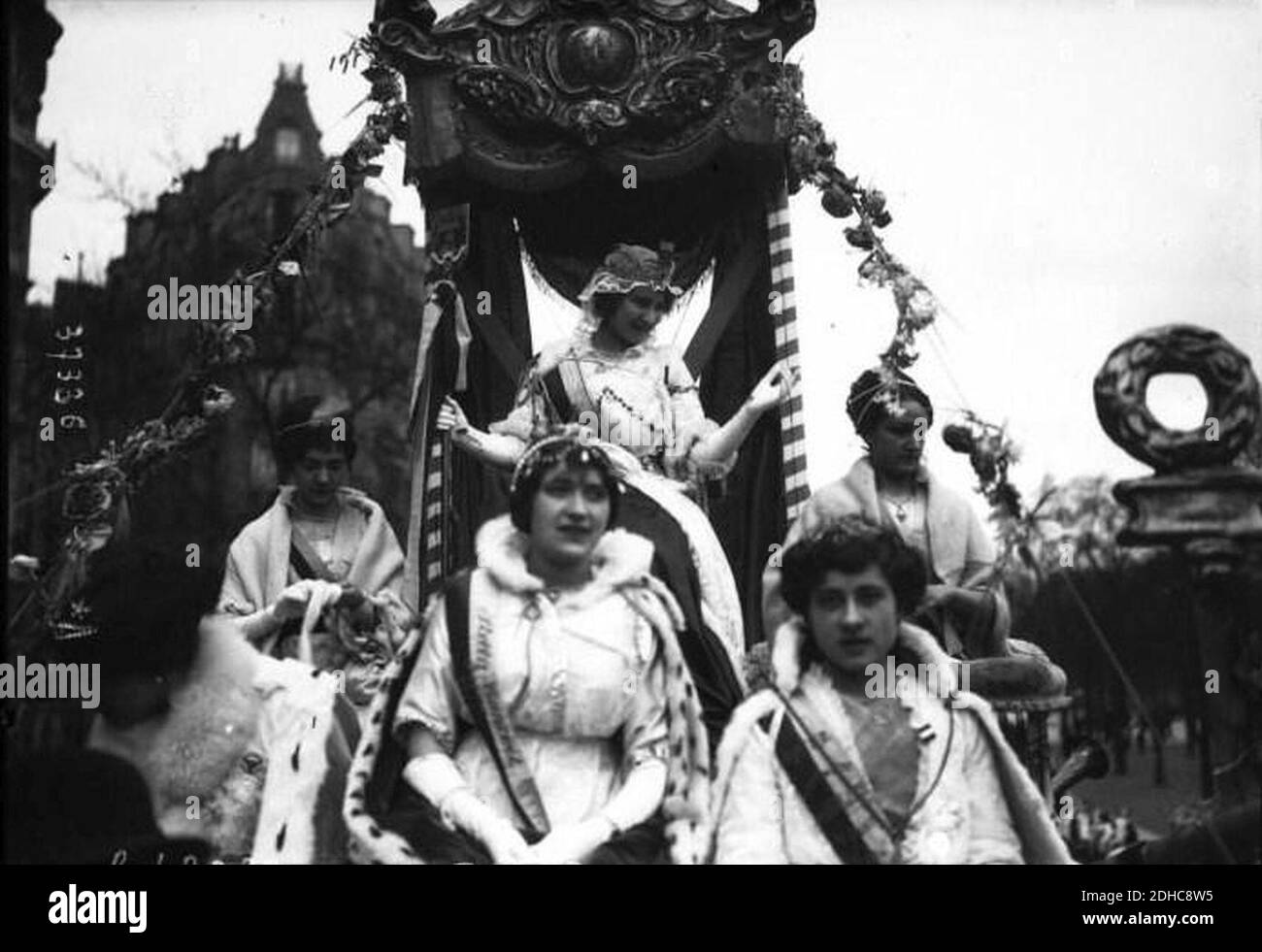 La reine des reine et d'autres reines sur leur char en 1914. Stockfoto