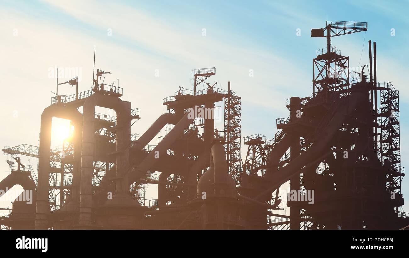 Hochofen von metallurgischen Anlagen oder Chemiefabrik, große Stahl Industriegebäude und Pipelines. Stockfoto
