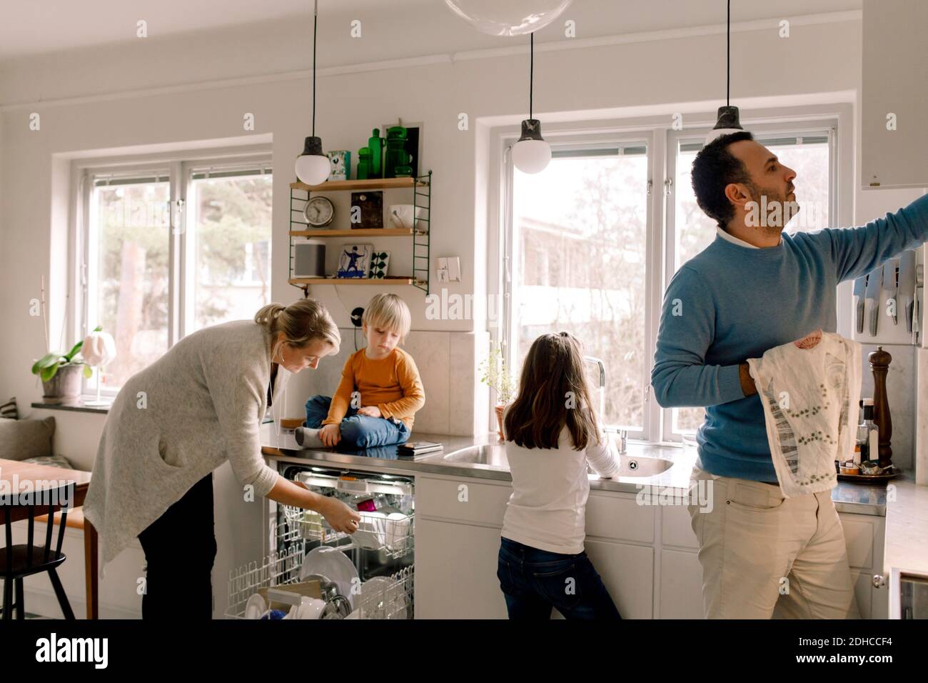 Familie arbeitet in der Küche zu Hause Stockfoto