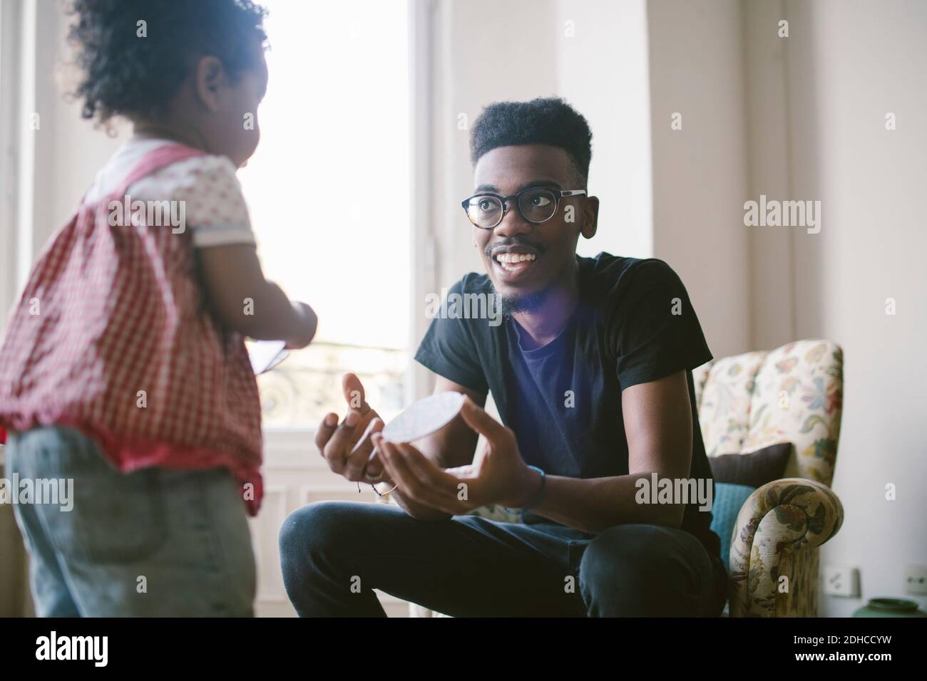 Junger Mann spielt mit Tochter zu Hause Stockfoto