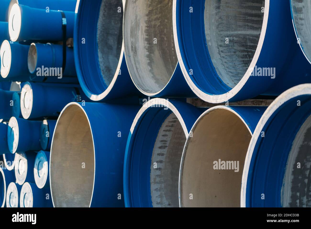 Kunststoffrohre oder PVC-Rohre mit großem Durchmesser für Wasser und  Abfluss oder Abwasser Stockfotografie - Alamy