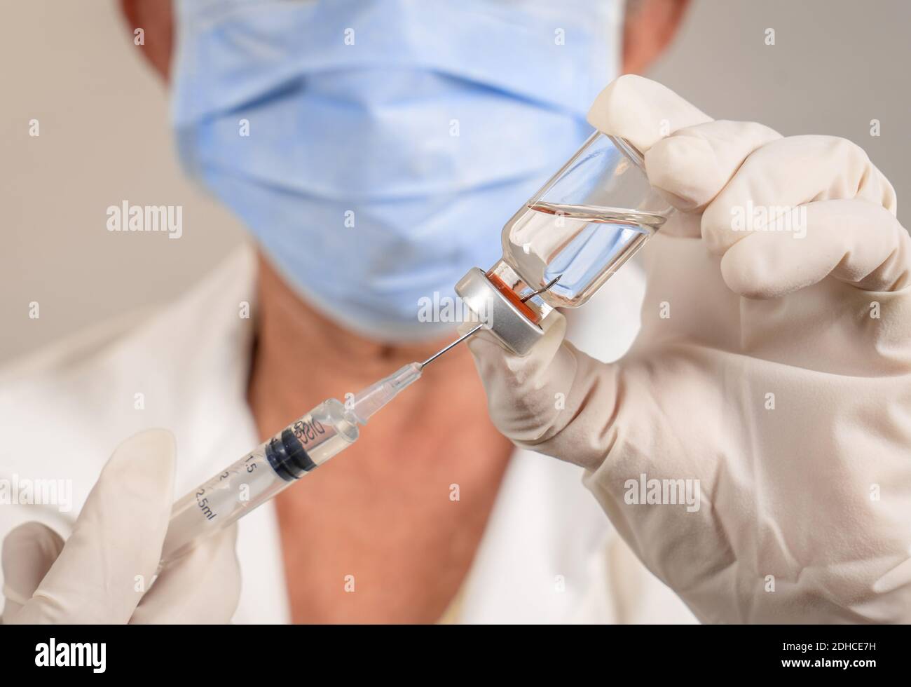 Extraktion der Flüssigkeit aus einem Impfstoffbehälter Stockfoto