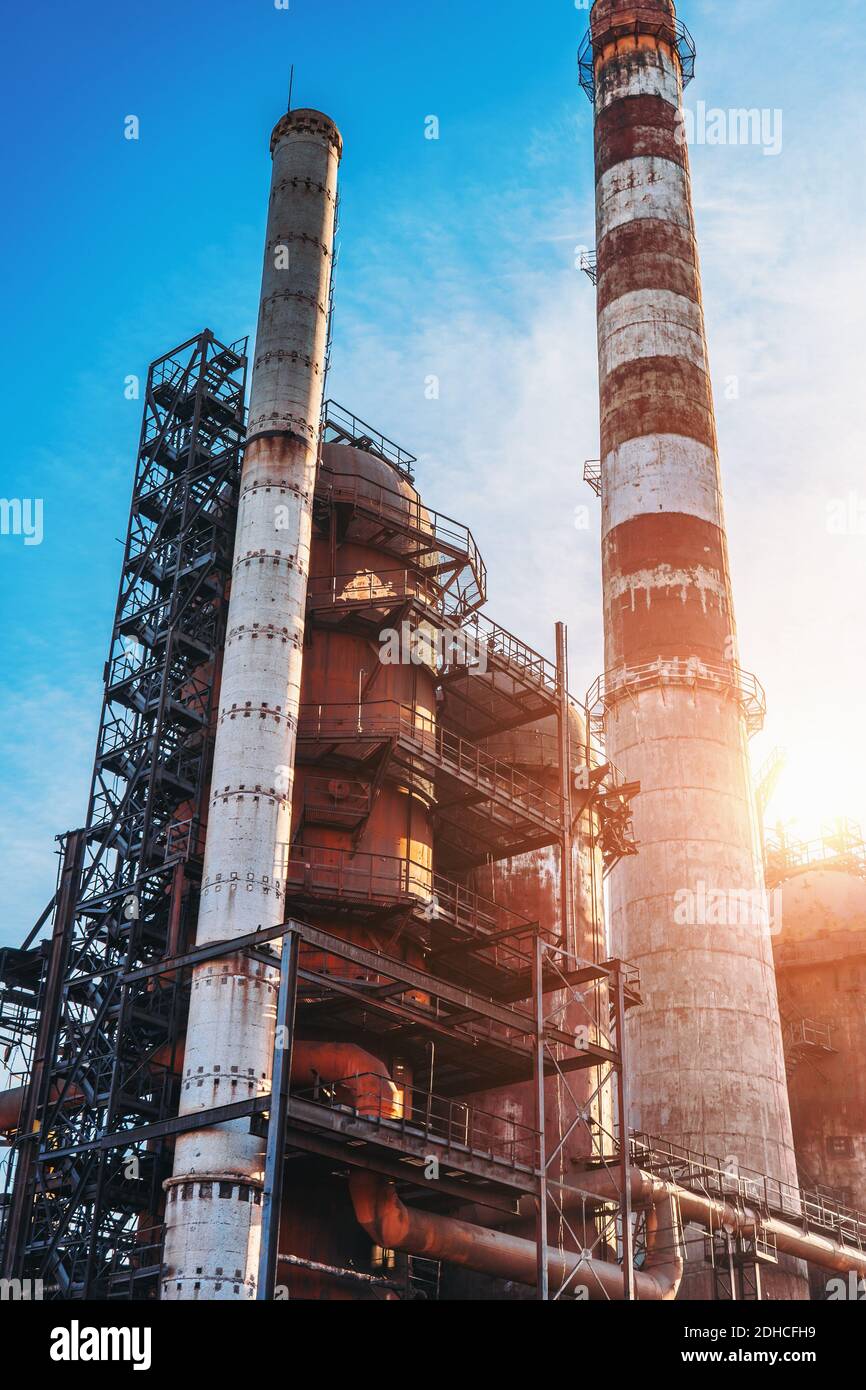 Hochofen von metallurgischen Anlagen oder Chemiefabrik, große Stahl Industriegebäude und Pipelines. Stockfoto