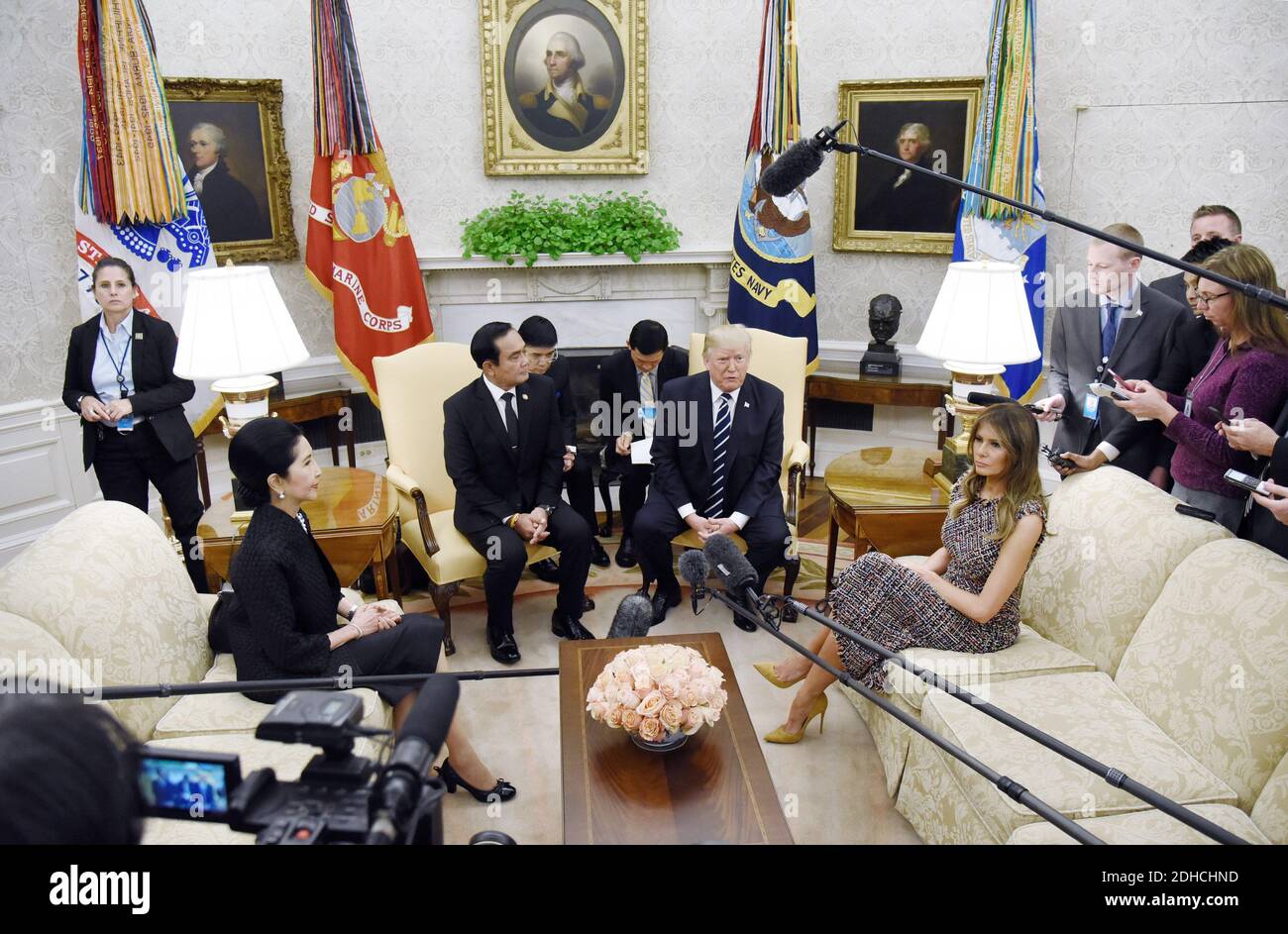 Präsident Donald Trump und First Lady Melania Trump heißen Premierminister Prayut Chan-o-cha und Frau Chan-o-Cha aus Thailand im Oval Office des Weißen Hauses in Washington, DC, 2. Oktober 2017 willkommen. Foto von Olivier Douliery/ Abaca Press Stockfoto