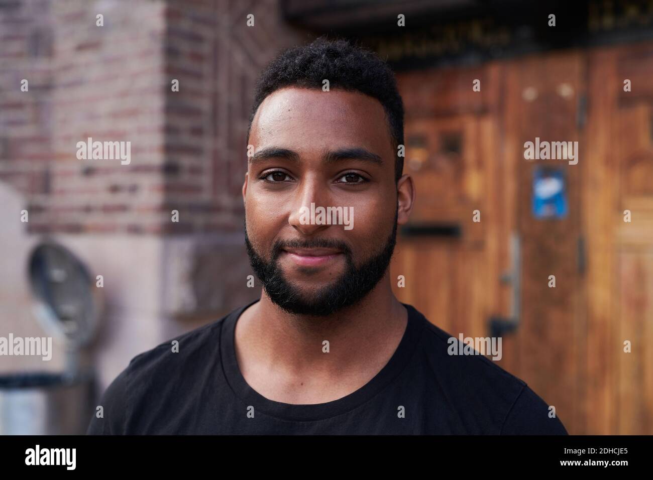 Porträt eines selbstbewussten jungen Studenten außerhalb der Sprachschule Stockfoto