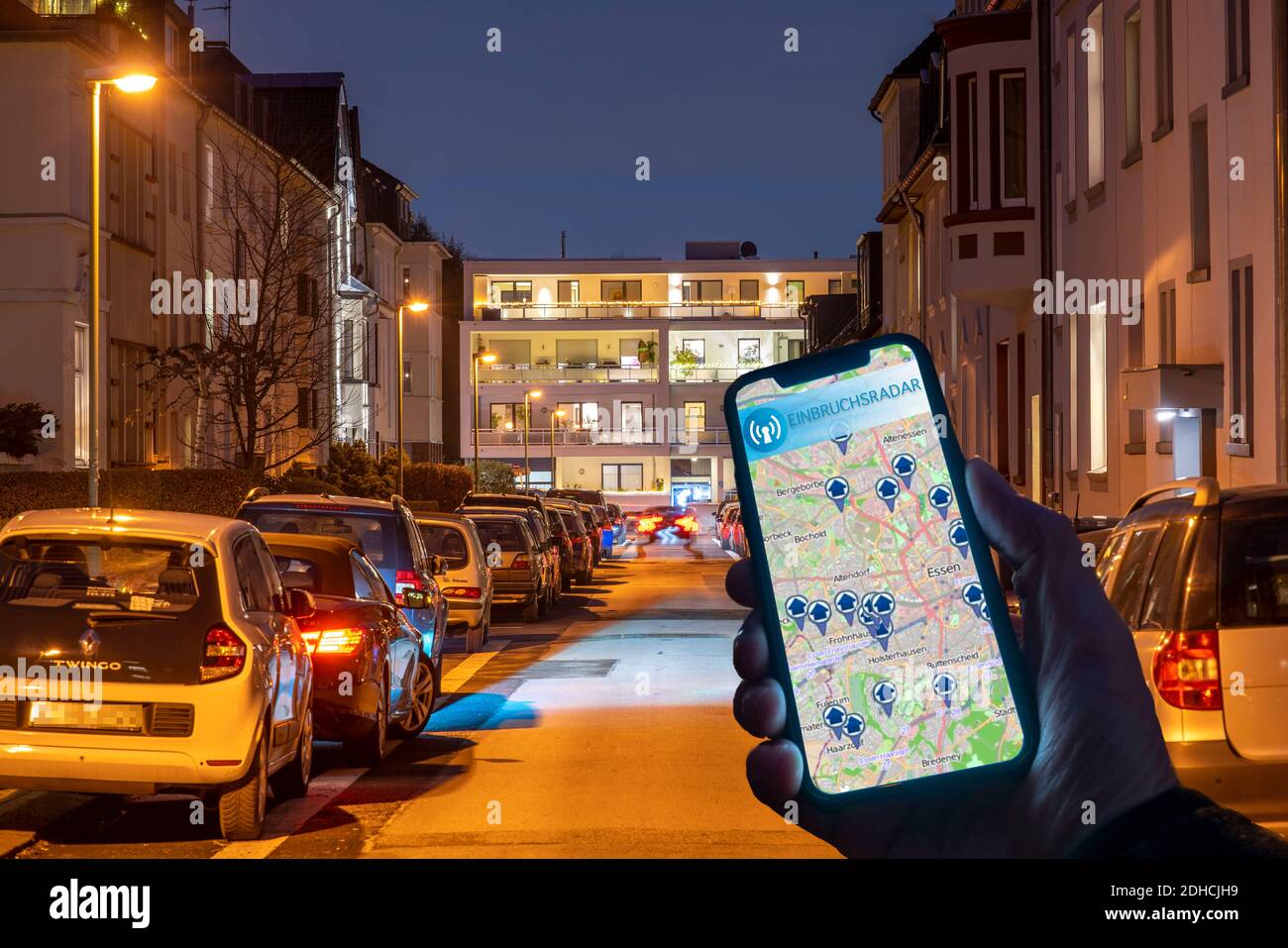 Symbolisches Bild von Wohneinbruch, Einbruchradar App, zeigt Einbrüche in der Stadt, die letzten Tage, Wohnstraße, viele Wohngebäude Stockfoto