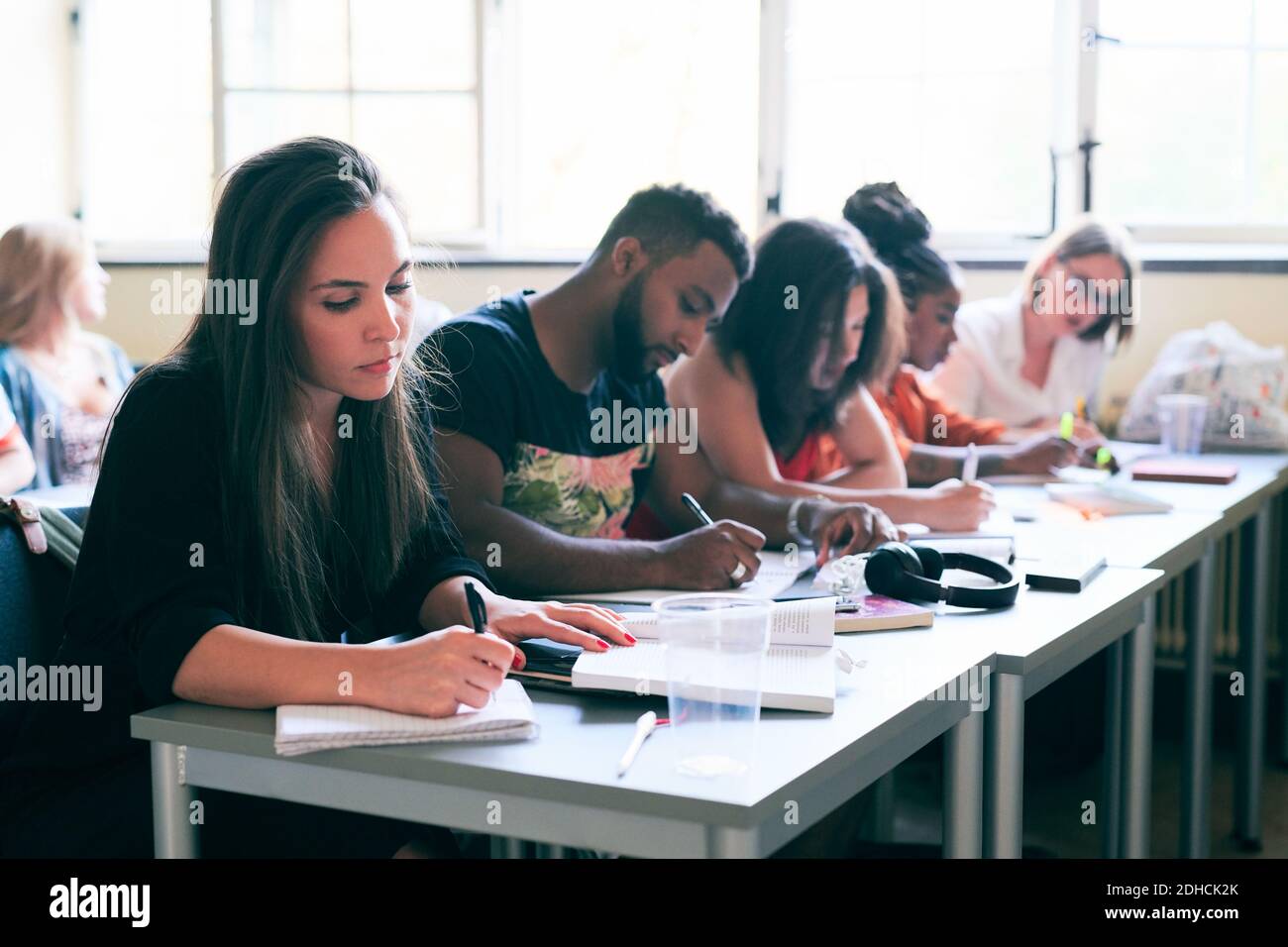 Studentin mittlerer Erwachsene, die mit Klassenkameraden in der Sprachschule studiert Stockfoto