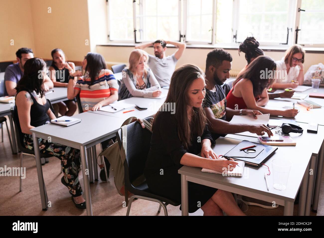 High-Angle-Ansicht der multi-ethnischen Studenten im Klassenzimmer studieren Stockfoto