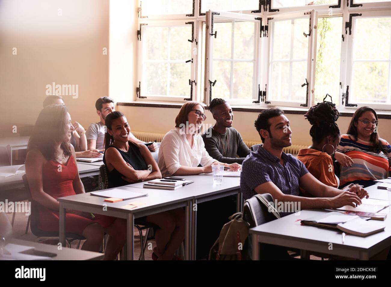 Multiethnische Schüler lernen Sprache im Klassenzimmer Stockfoto