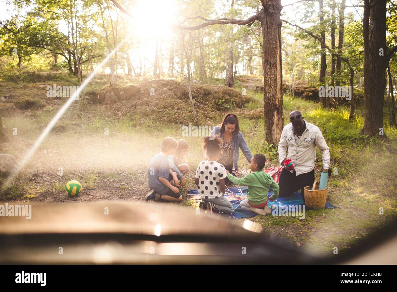 Multiethnische Familie genießt Picknick im Park Stockfoto