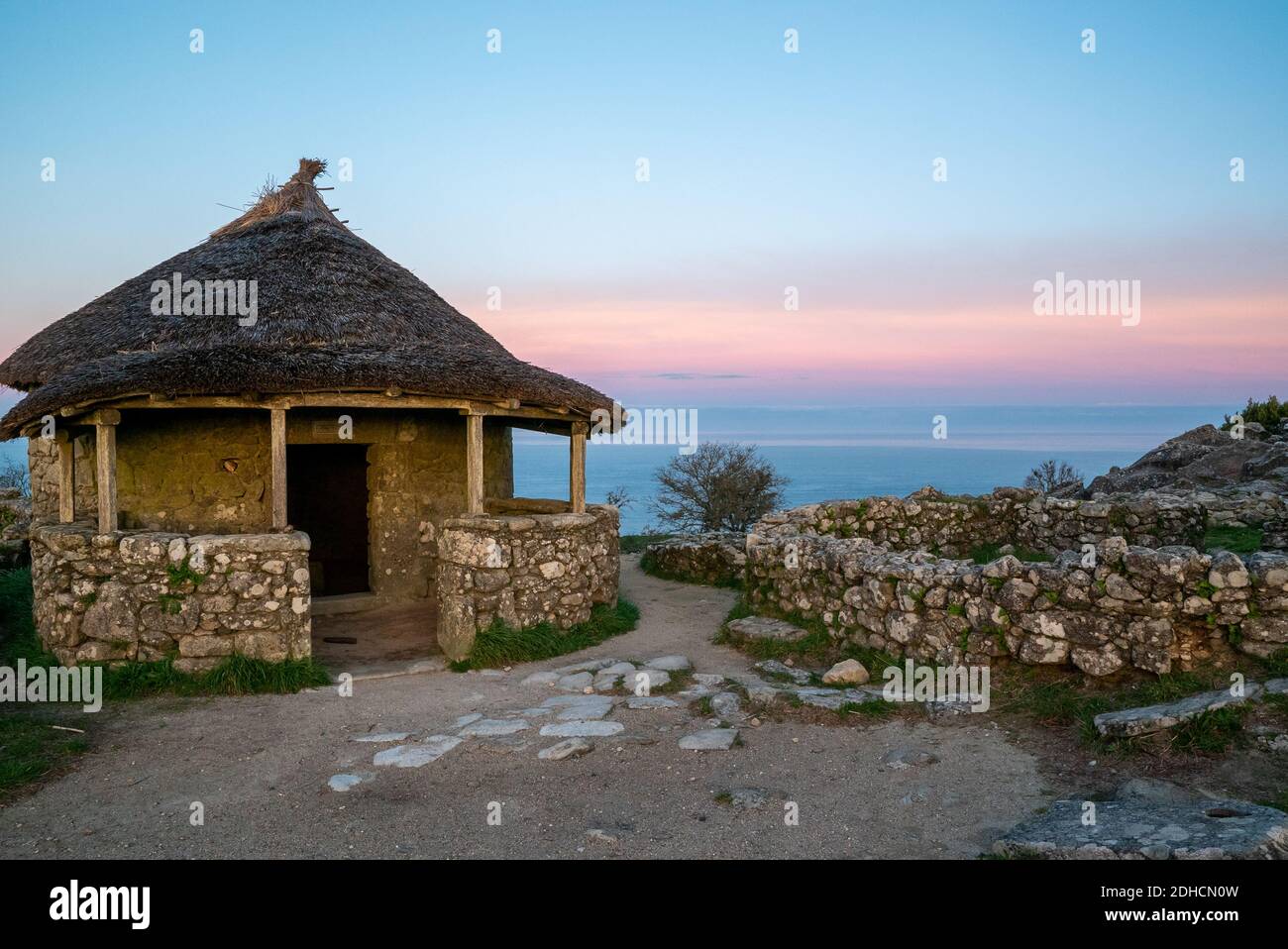 A Guarda, Galicien / Spanien - 3. Dezember 2020: Nachbildung keltischer Hütten an der archäologischen Stätte der Castro-Kultur in A Guarda in Galicien Stockfoto