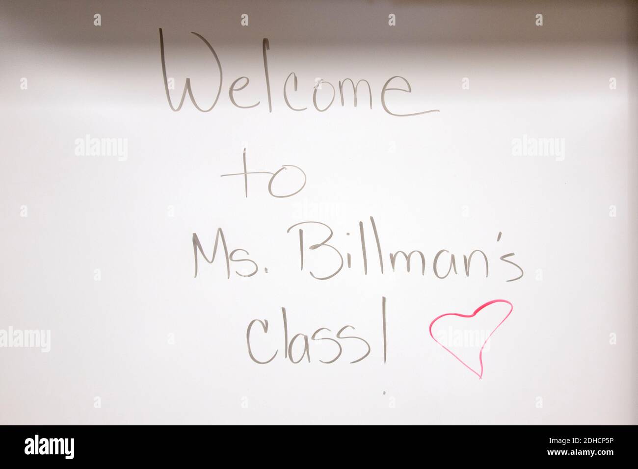 Das Whiteboard eines kalifornischen Grundschullehrers begrüßt die Schüler am ersten Schultag. Stockfoto