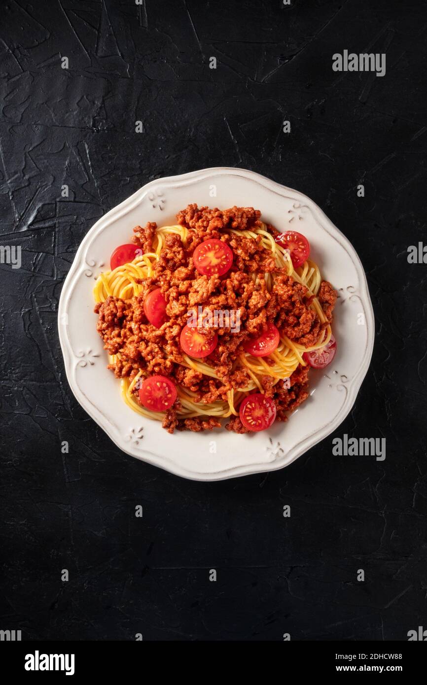 Spaghetti Bolognese Pasta, Top-Shot auf dunklem Hintergrund Stockfoto