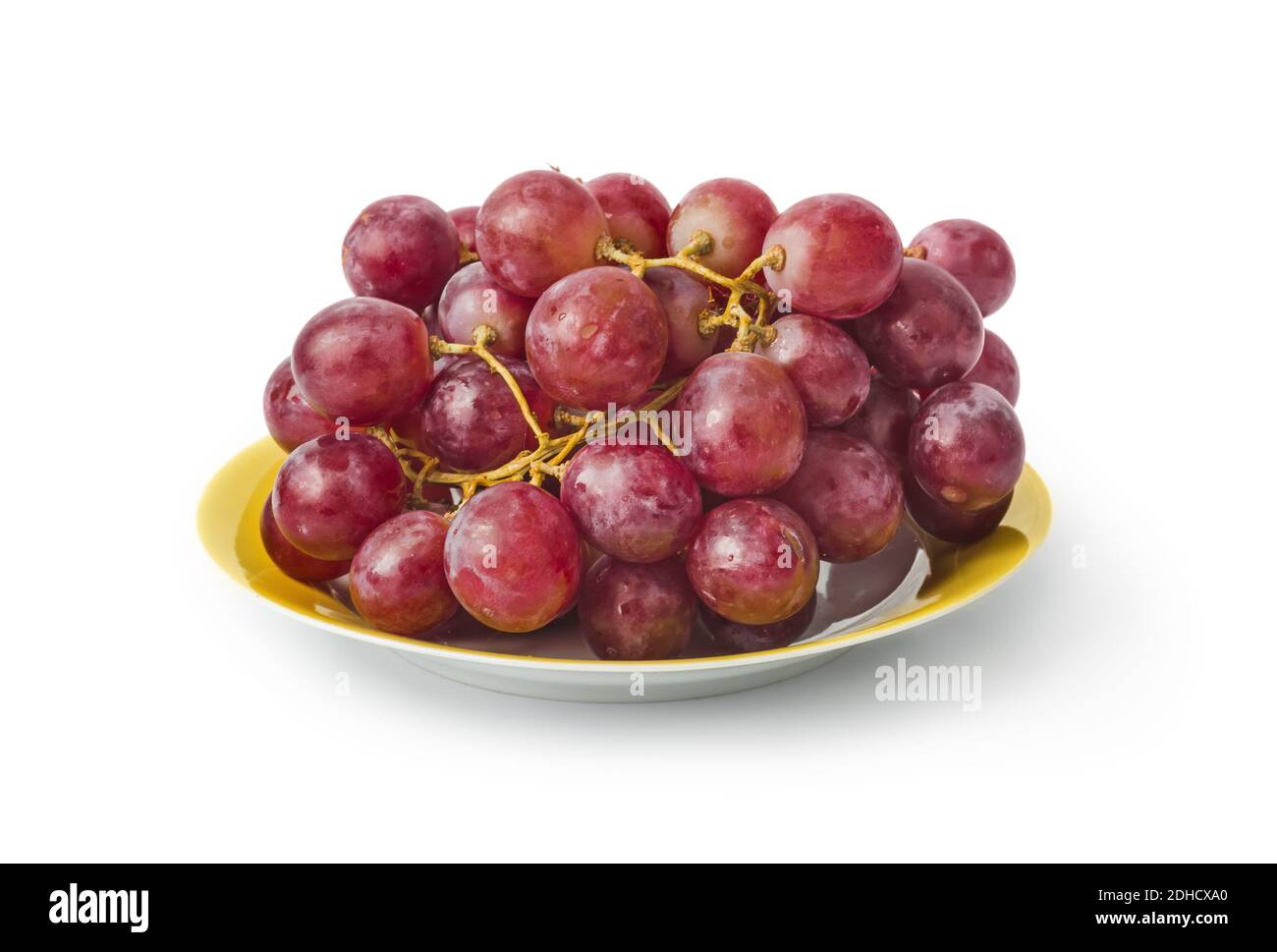 Reife Trauben auf gelbem Teller Stockfoto