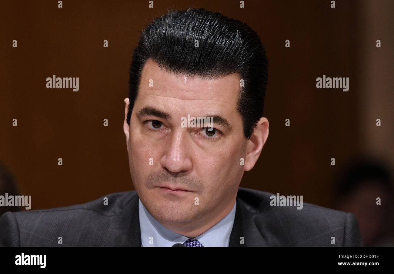 FDA-Kommissar Scott Gottlieb bezeugt bei einer Anhörung auf Capitol Hill, um die Reaktion der Bundesregierung auf die Opioidkrise am 5. Oktober 2017 in Washington D. C. zu untersuchen. Die anhaltende Opioidepidemie hat sich rasch zu einer der dringendsten Herausforderungen für die öffentliche Gesundheit entwickelt, vor denen das Land heute steht. Foto von Olivier Douliery/ Abaca Press Stockfoto