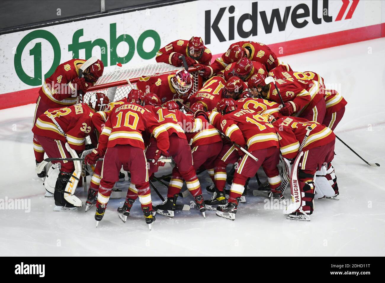 10. Dezember 2020 Denver Spieler versammeln sich im Netz vor ihrem NCAA D1 Männer Hockeyspiel zwischen den Denver University Pioneers und der Miami University RedHawks in der Baxter Arena in Omaha NE, Heimat des NCHC ''Pod'', wo die ersten 38 .National Collegiate Hockey Conference Spiele unter sicheren Bedingungen gespielt werden, um vor Covid-19 zu schützen. Das Spiel ist 1-1 nach 1 Periode gebunden. Foto von Russell Hons/CSM Stockfoto 10. Dezember 2020 Denver Spieler versammeln sich im Netz vor ihrem NCAA D1 Männer Hockeyspiel zwischen den Denver University Pioneers und der Miami University RedHawks in der Baxter Arena in Omaha NE, Heimat des NCHC ''Pod'', wo die ersten 38 .National Collegiate Hockey Conference Spiele unter sicheren Bedingungen gespielt werden, um vor Covid-19 zu schützen. Das Spiel ist 1-1 nach 1 Periode gebunden. Foto von Russell Hons/CSM Stockfoto