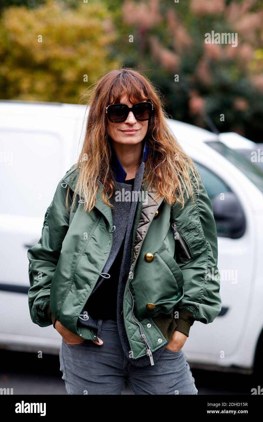 Street style, Caroline de Maigret Ankunft in Sacai Frühjahr-Sommer 2018 Show im Grand Palais, Paris, Frankreich, am 2. Oktober 2017 statt. Foto von Marie-Paola Bertrand-Hillion/ABACAPRESS.COM Stockfoto