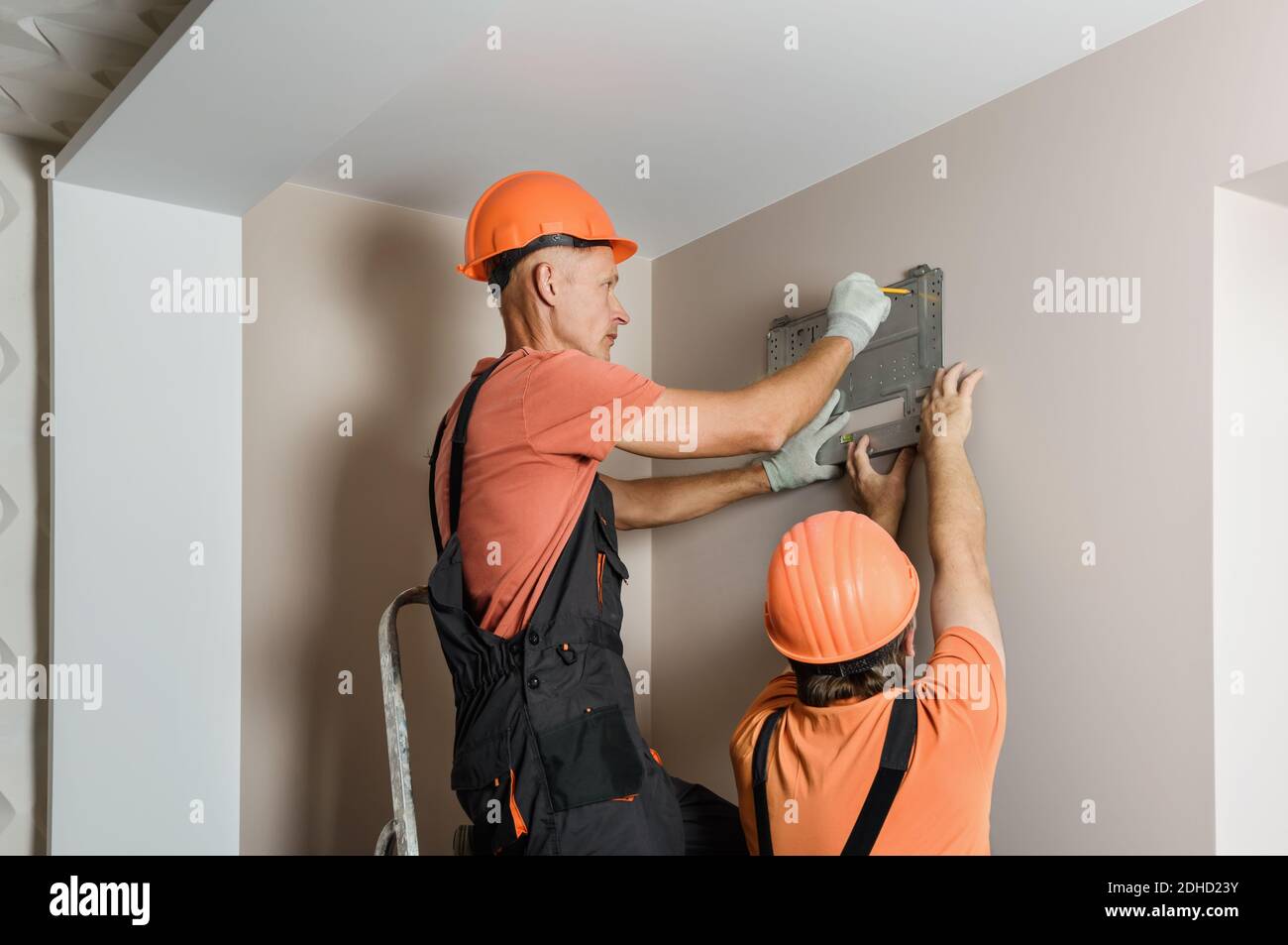Arbeiter installieren ein Split-System einer Wohnklimaanlage. Stockfoto