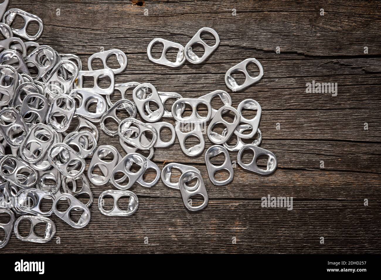 Nahaufnahme Ringe ziehen Aluminium aus Soda oder Bier Metall auf Holz Hintergrund isolieren kann. Stockfoto