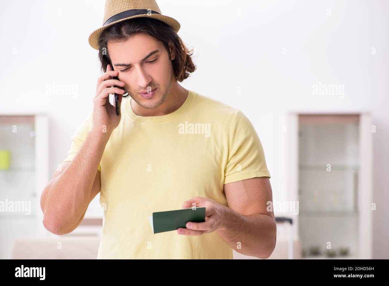 Junger Mann mit Pass für die Vorbereitung der Sommerreise Stockfoto