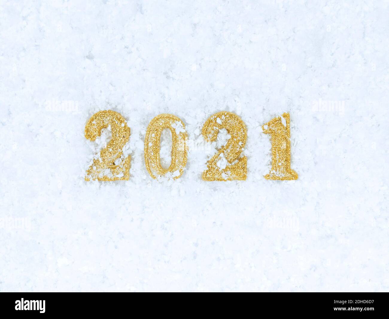 Neue Jahr 2021 Zahlen auf weißem Schnee Textur Hintergrund. Stockfoto