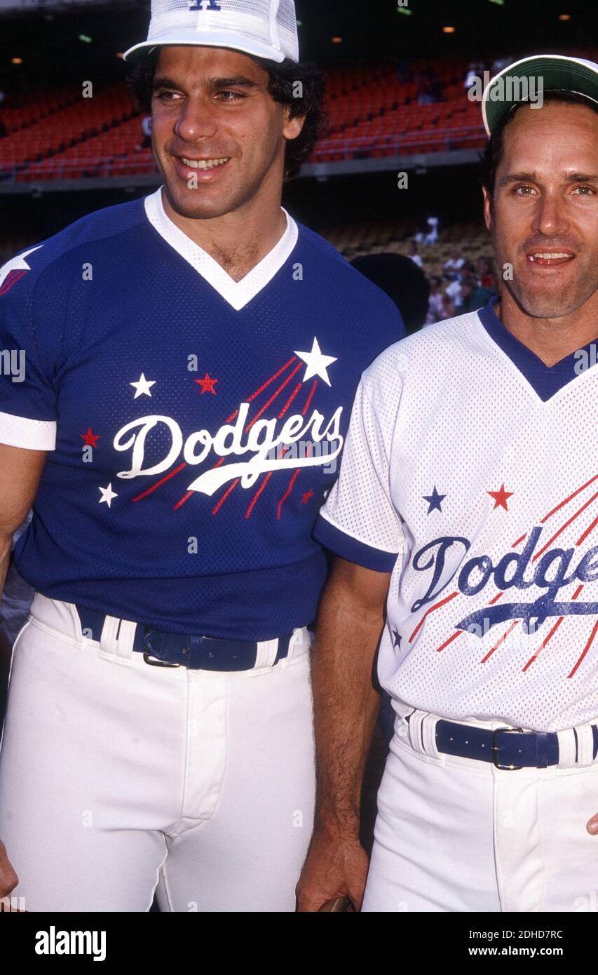 Lou Ferigno, Gregory Harrison beim Hollywood Stars Night Celebrity Baseball Game im Dodger Stadium in Los Angeles, 20. August 1998 / Aktenzeichen # 34000-1100PLTHA Stockfoto