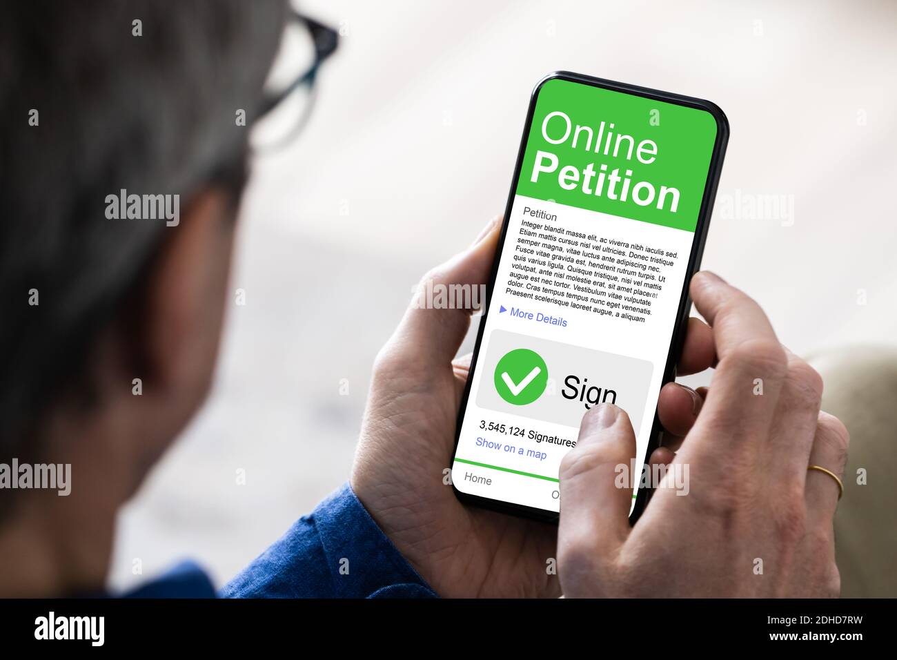 Ältere Ältere Hand Unterschreiben Petition Auf Smartphone Stockfoto