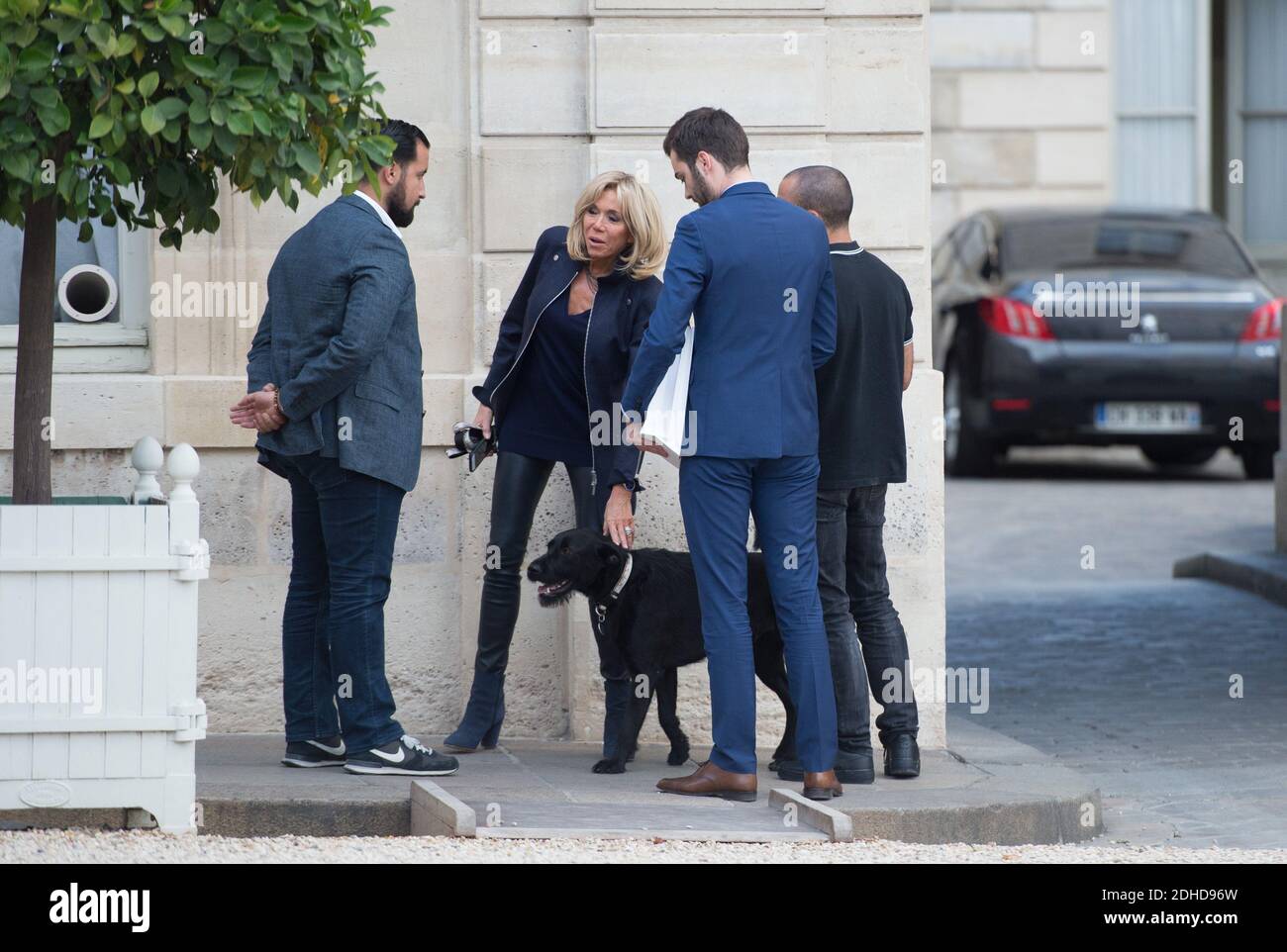 Die Ehefrau des französischen Präsidenten Brigitte Macron, flankiert von ihrem Leibwächter Alexandre Benalla (L), spricht am 12. Oktober 2017 im Pariser Elysee-Palast mit Kollegen und ihrem Stabschef Tristan Bromet neben dem Hund des Präsidenten Nemo. Foto von Eliot Blondt/ABACAPRESS.COM Stockfoto