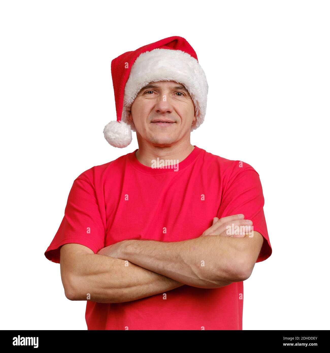 Porträt eines Mannes mit Weihnachtsmann-Hut und rotem informellem T-Shirt Mit gefalteten Armen Stockfoto