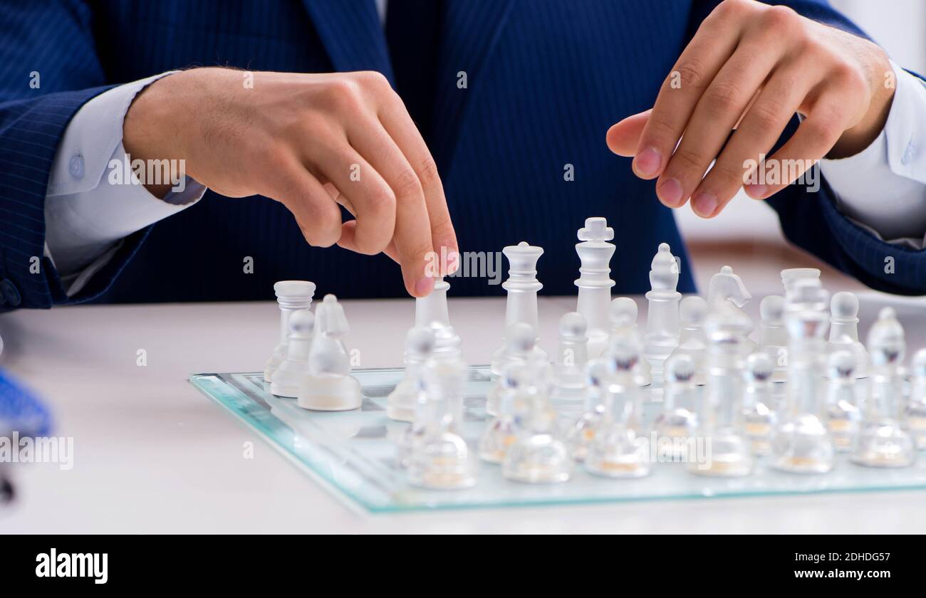 Junge Unternehmer spielen Glas Schach im Büro Stockfoto